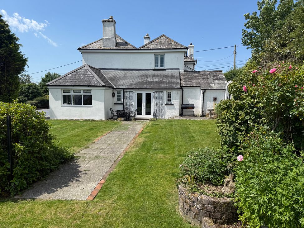 A house with a garden and pathway at Penlaurel in Launceston