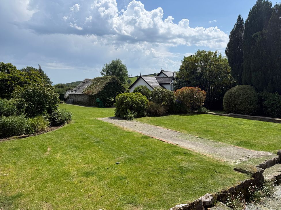 A garden with grass and shrubs at Penlaurel in Launceston