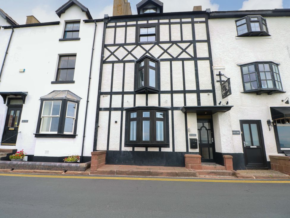 A building with multiple windows and doors at Broad Beams in Parkgate near Neston
