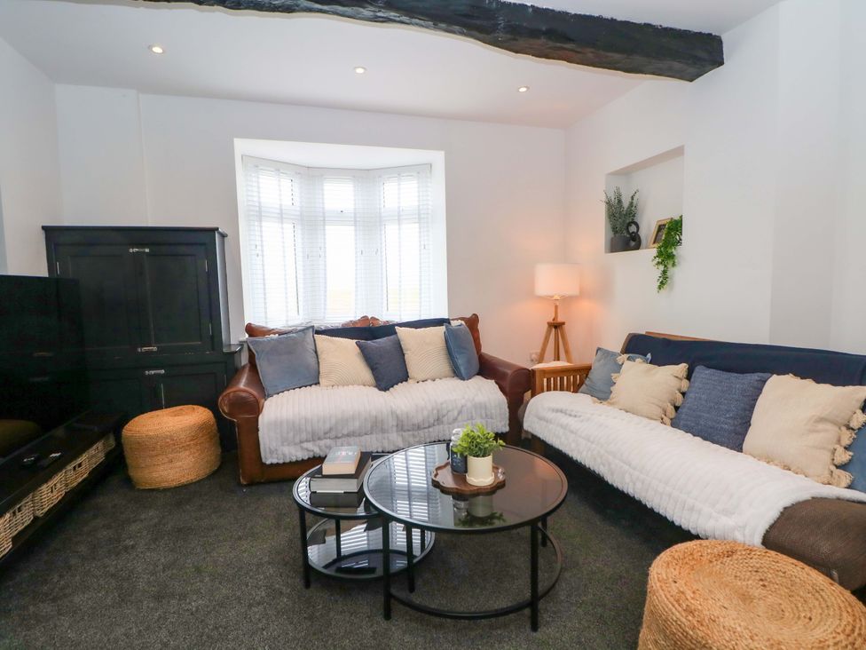 A living room with sofas, coffee table and lamp at Broad Beams Parkgate near Neston