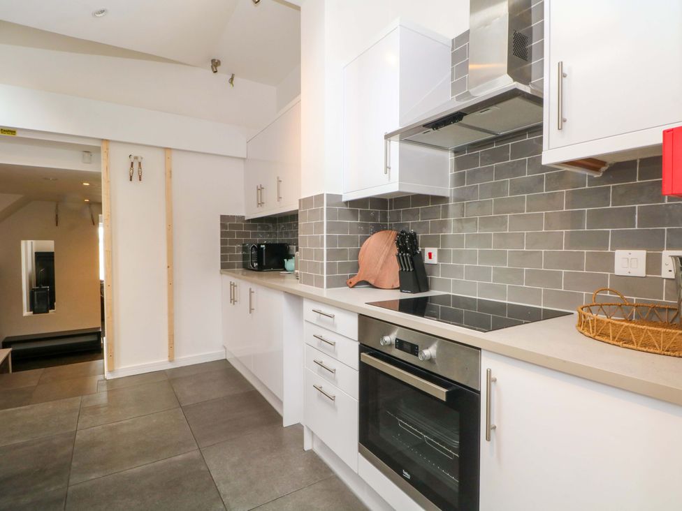 A kitchen with countertop and appliances at Broad Beams Parkgate near Neston