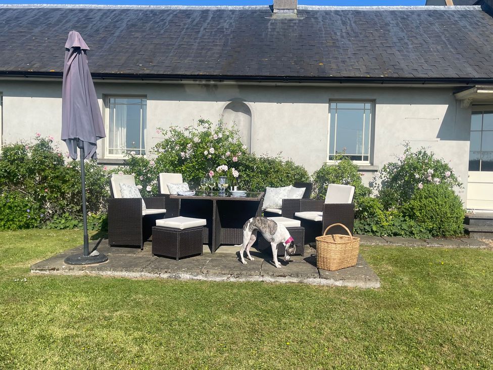 A garden with a table and chairs at Mappowder Cottage Buckland Newton near Dorchester