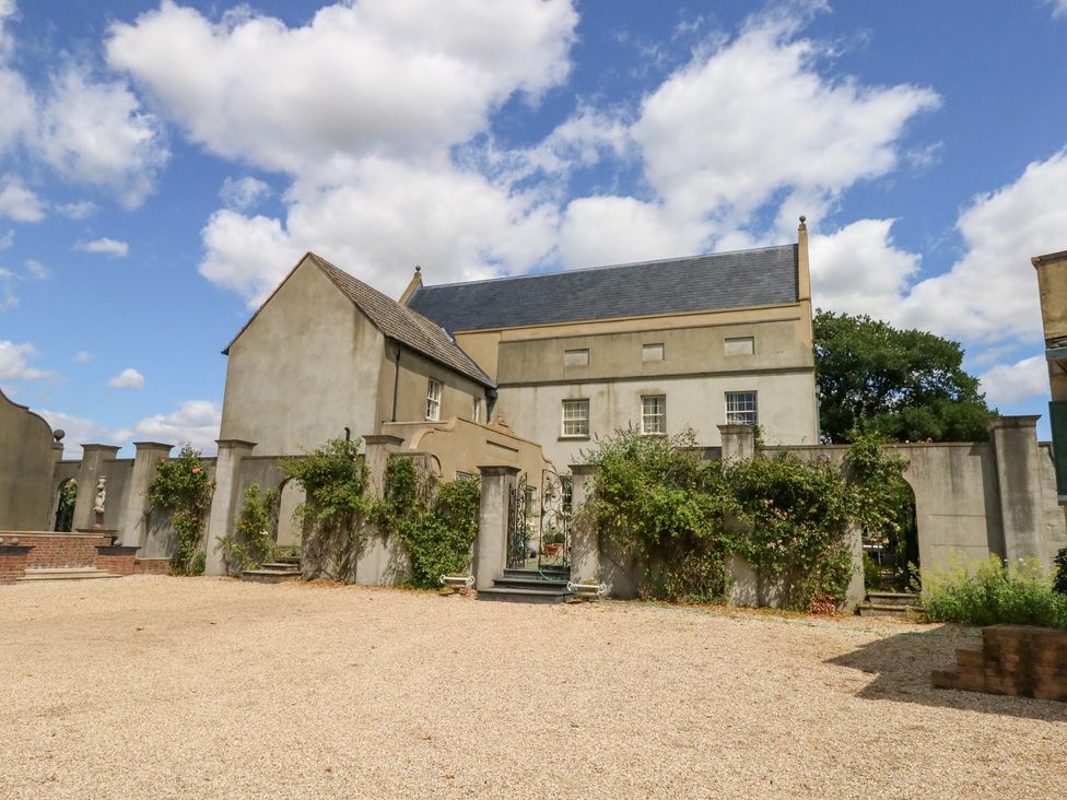 A house with walls and plants in the outdoor area at Mappowder Cottage Buckland Newton near Dorchester