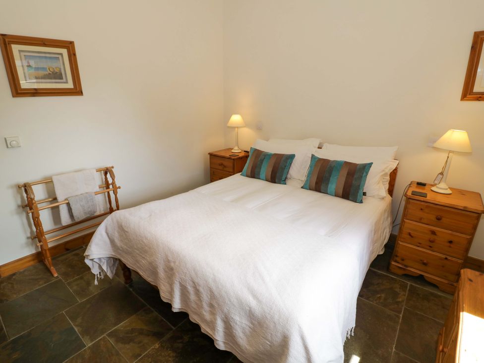 A bedroom with a bed and bedside tables at Robbie's Barn Fulready near Stratford-upon-Avon