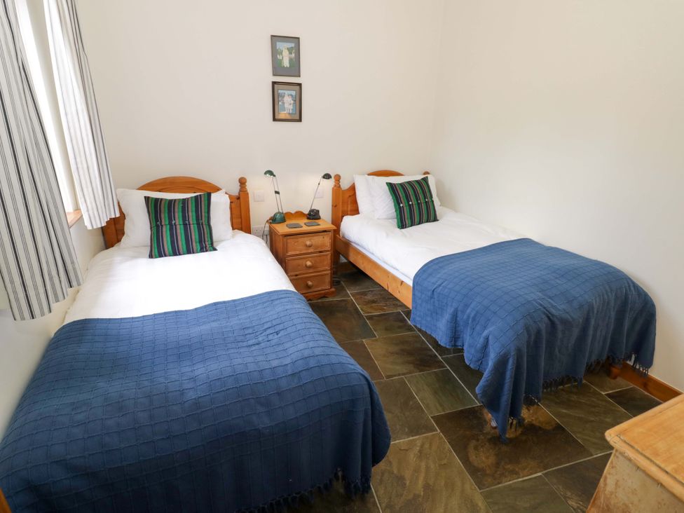 A bedroom with two single beds at Robbie's Barn Fulready near Stratford-upon-Avon