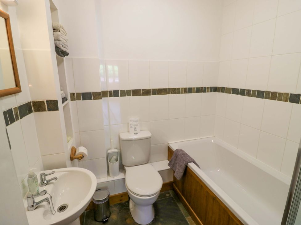 A bathroom with a sink, toilet, and bathtub at Robbie's Barn Fulready near Stratford-upon-Avon