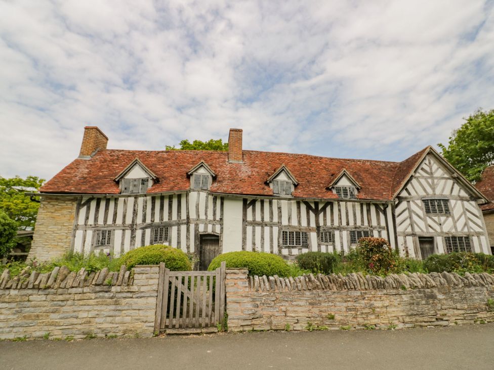 A house with wooden beams and a gate at Robbie's Barn Fulready near Stratford-upon-Avon
