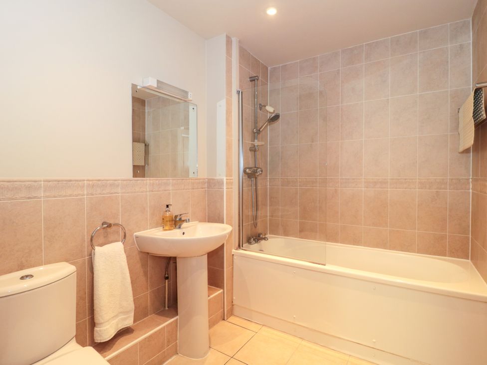 A bathroom with a toilet sink mirror bathtub and shower at Batemans Nailsworth