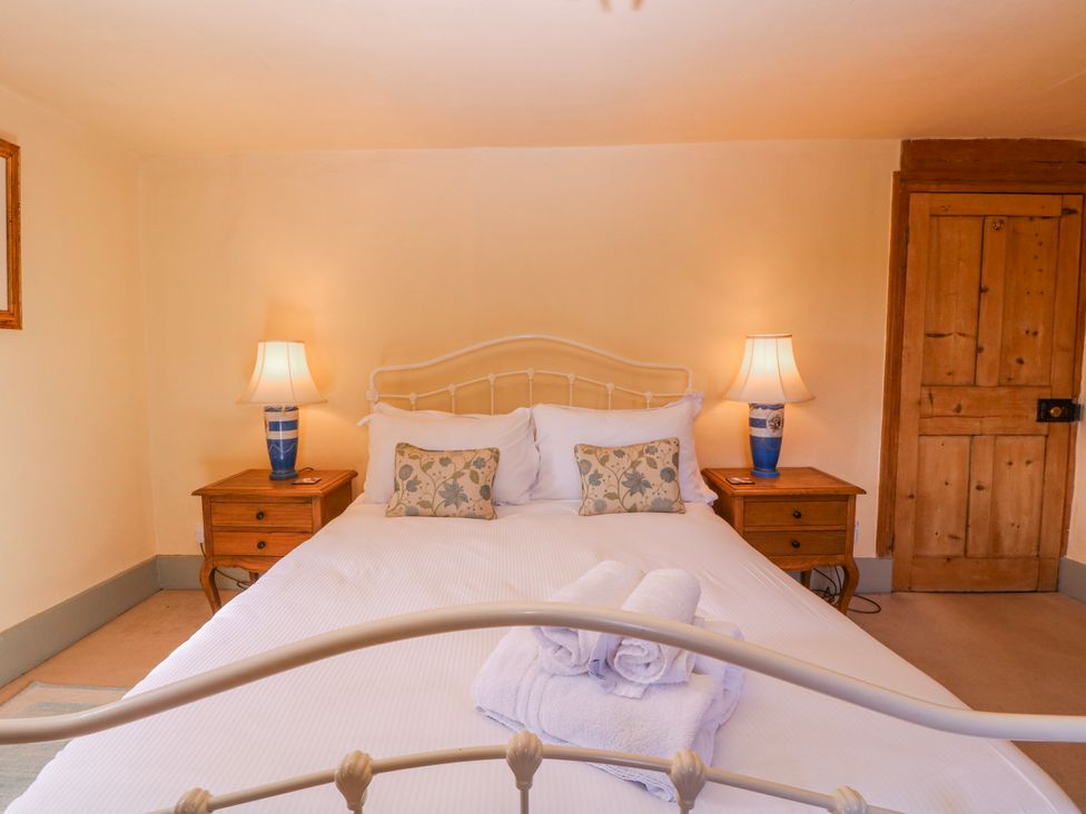 A bedroom with a bed and bedside tables at Elm View in Chipping Campden
