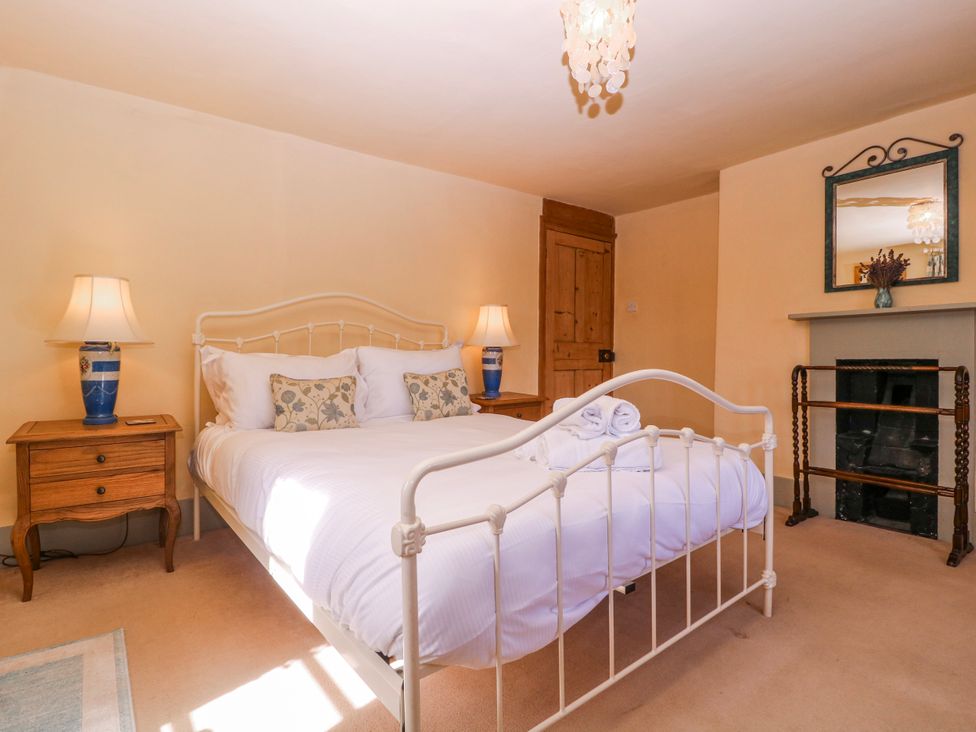 A bedroom with a bed and lamps at Elm View in Chipping Campden