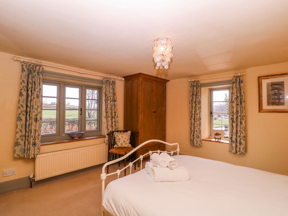 A bedroom with a bed and wardrobe at Elm View in Chipping Campden