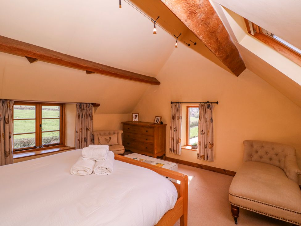 A bedroom with a bed and a dressing table at Elm View in Chipping Campden