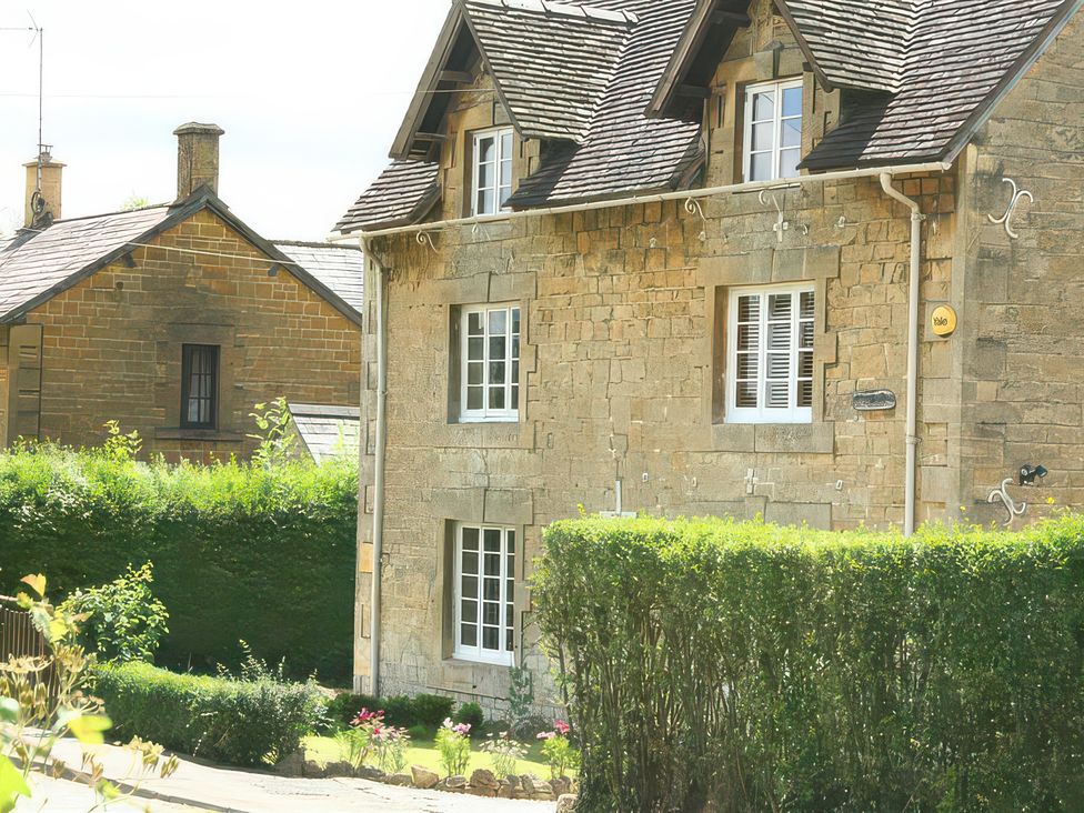 Stone house with windows and roof beside garden at Elm View Chipping Campden