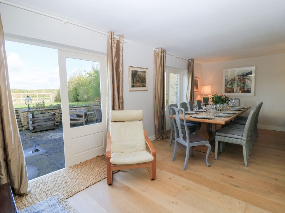 A dining room with a table and chairs at Fairview Cottage in Milton-Under-Wychwood