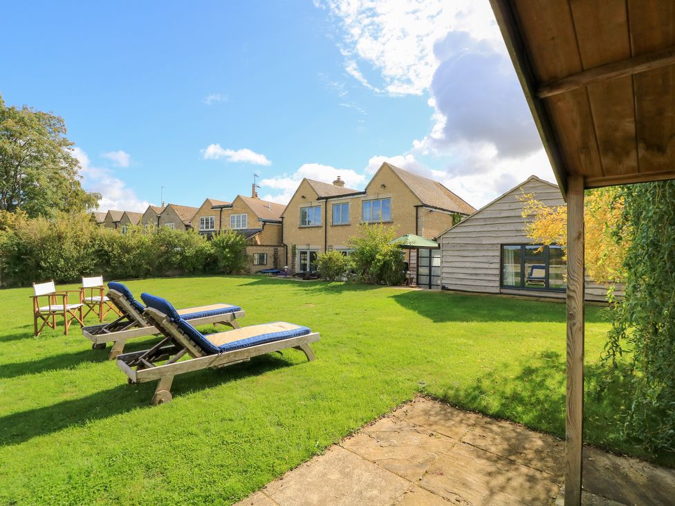 A garden with loungers and chairs at Fairview Cottage Milton-Under-Wychwood