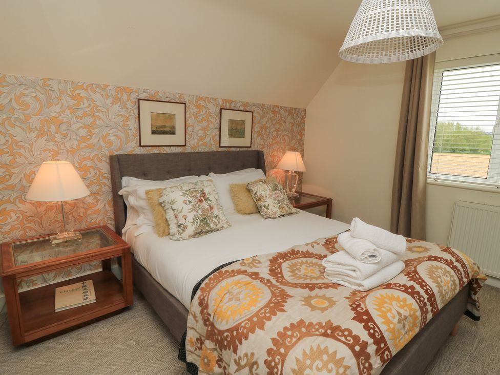 A bedroom with a bed and bedside lamps at Fairview Cottage in Milton-Under-Wychwood