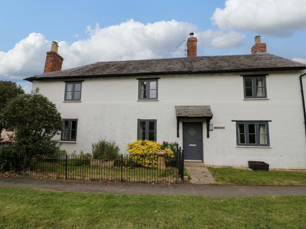 A house with windows and a garden at Elmhurst Cottage in Lower Quinton