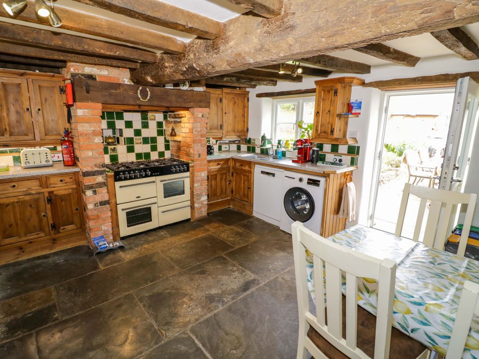 A kitchen with appliances and cabinets at Elmhurst Cottage in Lower Quinton