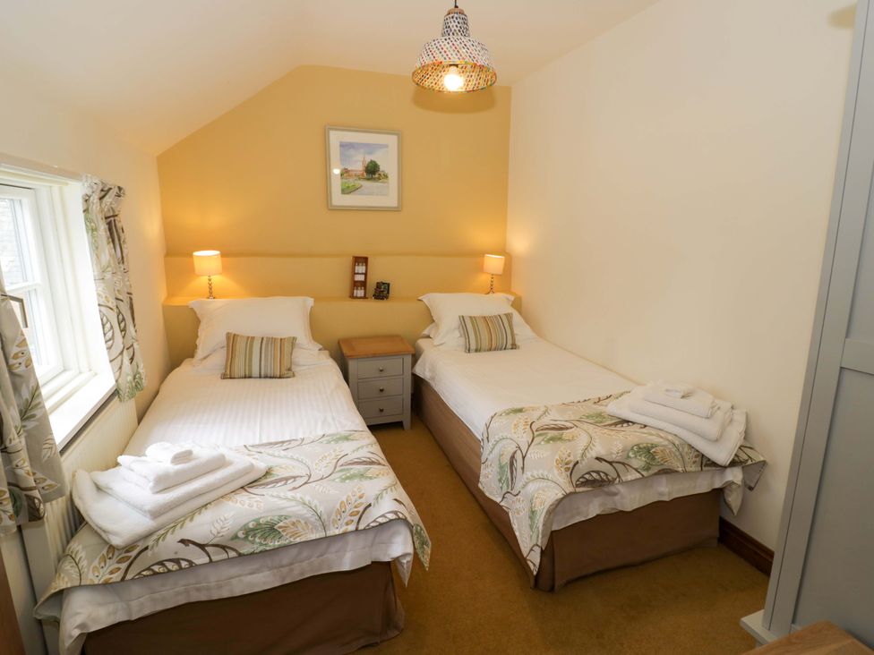 A bedroom with two single beds at Elmhurst Cottage in Lower Quinton