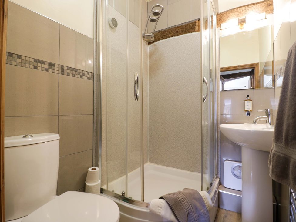 A bathroom with a shower, toilet, and sink at Elmhurst Cottage in Lower Quinton