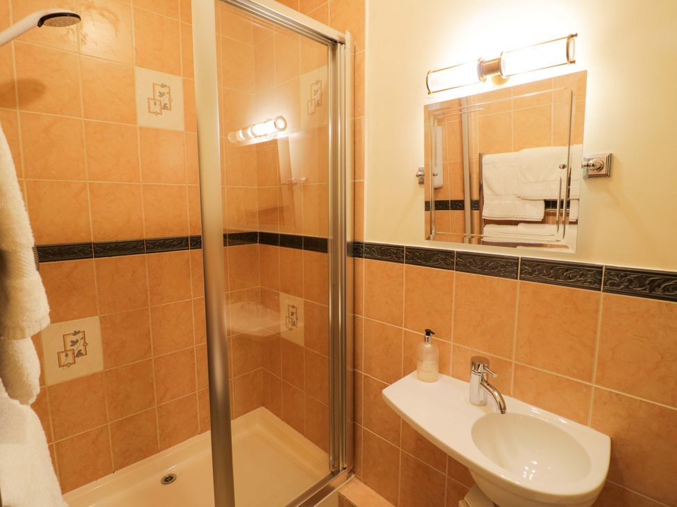 A bathroom with a shower and sink at Elmhurst Cottage in Lower Quinton