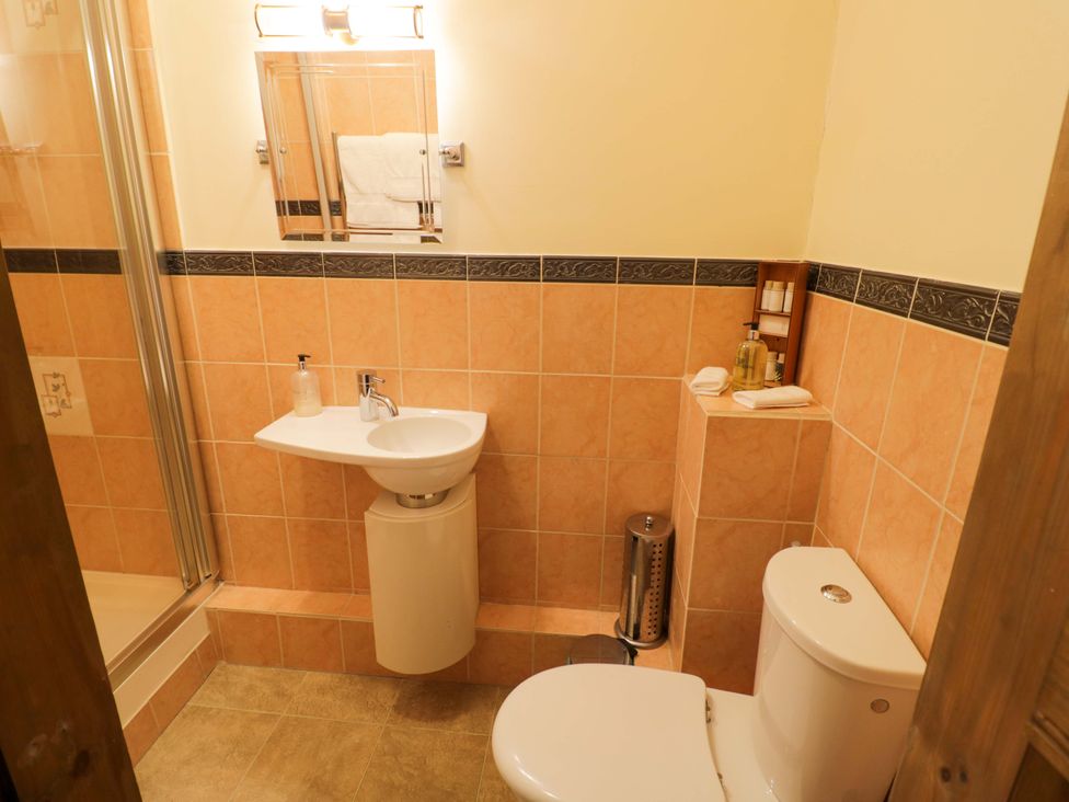 A bathroom with a shower, sink, and toilet at Elmhurst Cottage in Lower Quinton