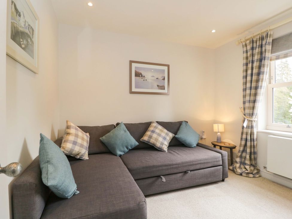 A living room with a sofa and a lamp at Church View in Bourton-On-The-Water