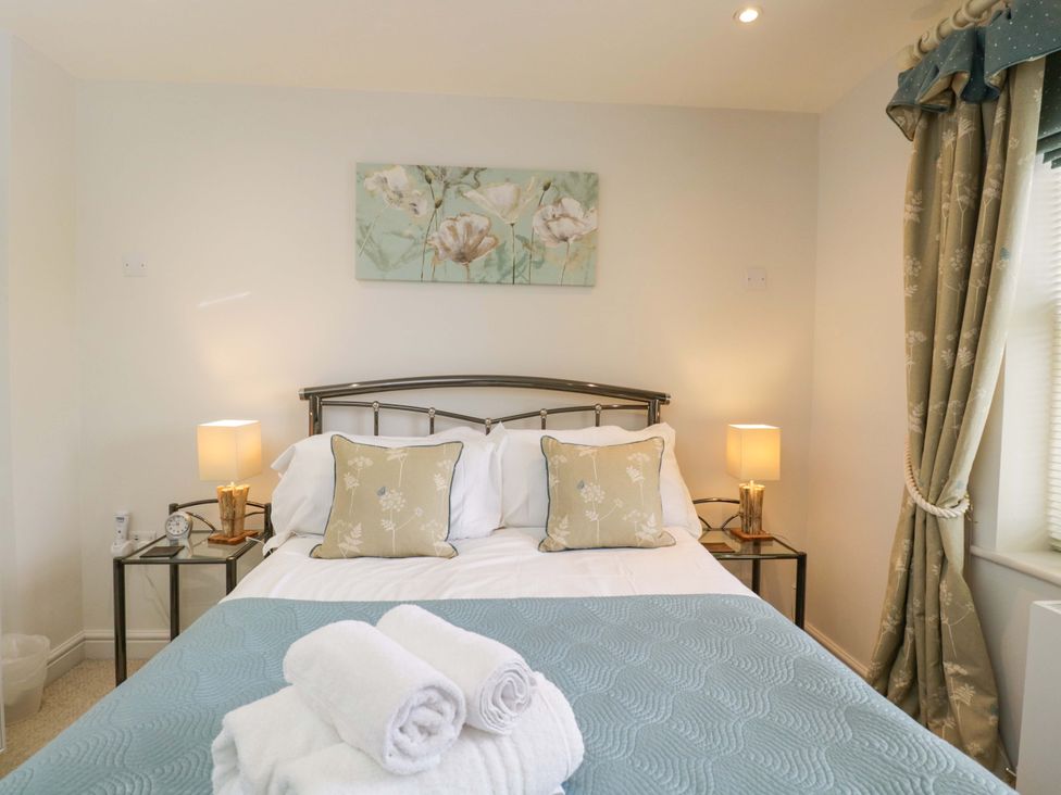 A bedroom with a bed and lamps at Church View in Bourton-On-The-Water