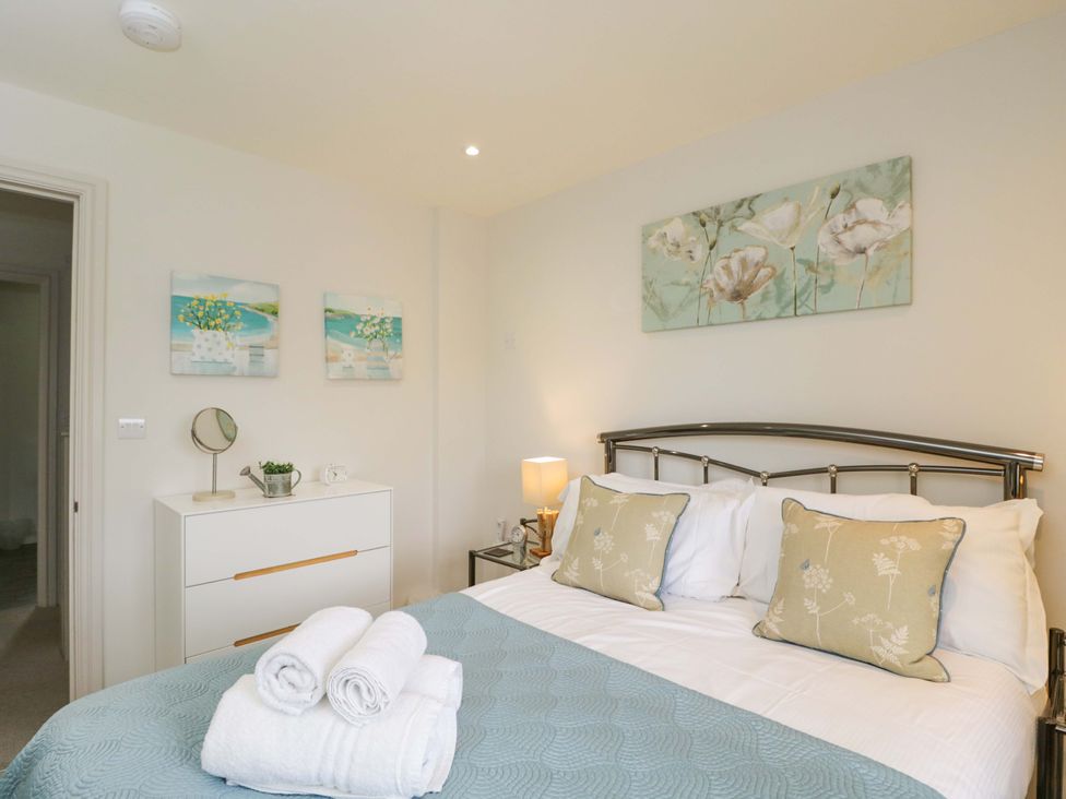 A bedroom with a bed and drawers at Church View in Bourton-On-The-Water