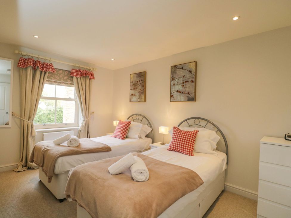 A bedroom with two single beds and a dresser at Church View in Bourton-On-The-Water