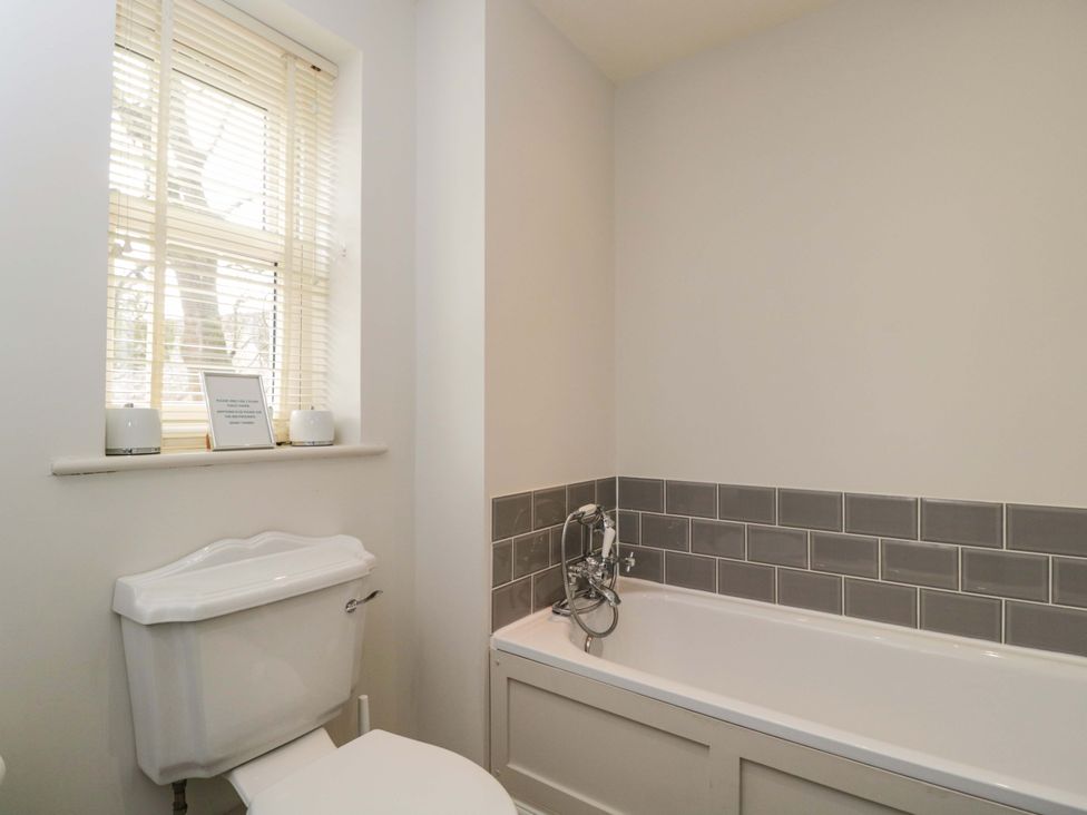 A bathroom with a bathtub and toilet at Church View in Bourton-On-The-Water