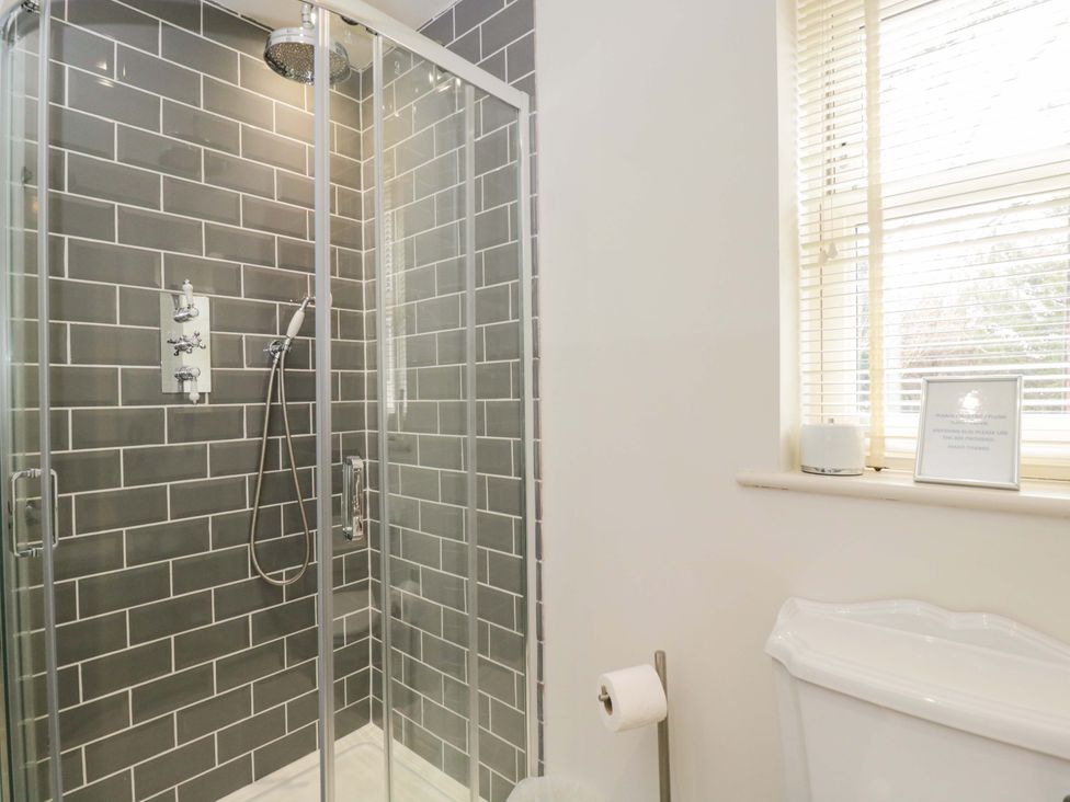 A bathroom with a shower and toilet at Church View in Bourton-On-The-Water