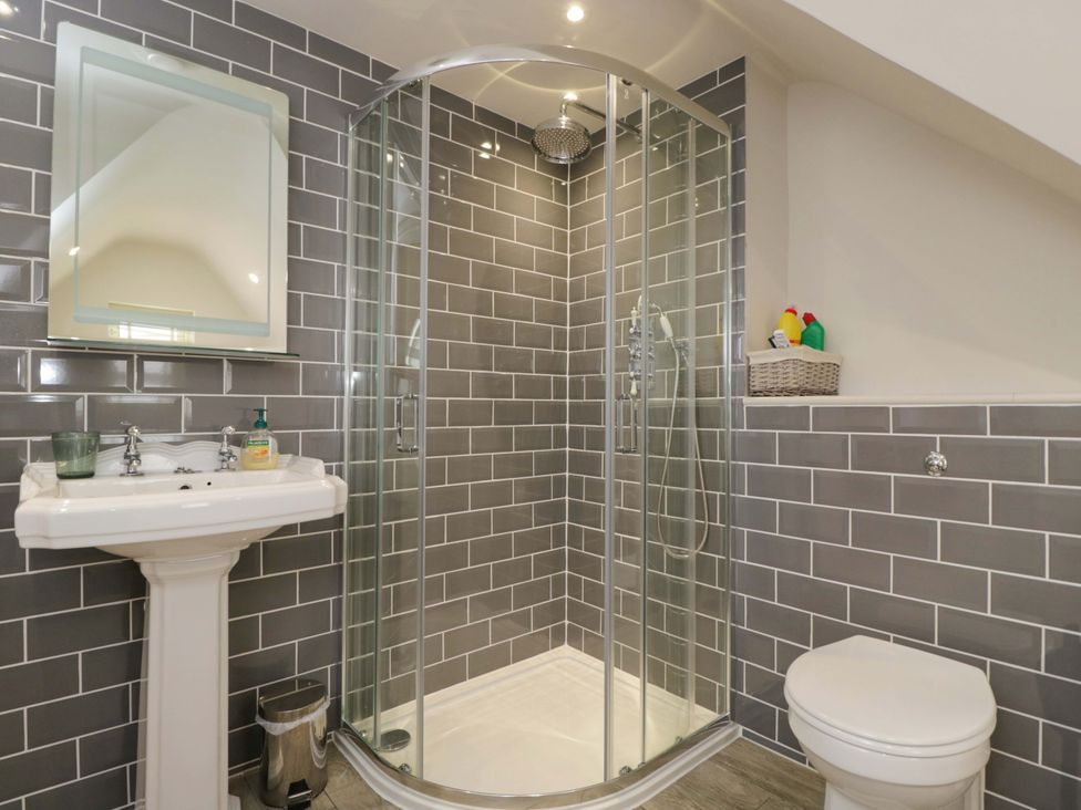 A bathroom featuring a shower, sink, and toilet at Church View in Bourton-On-The-Water