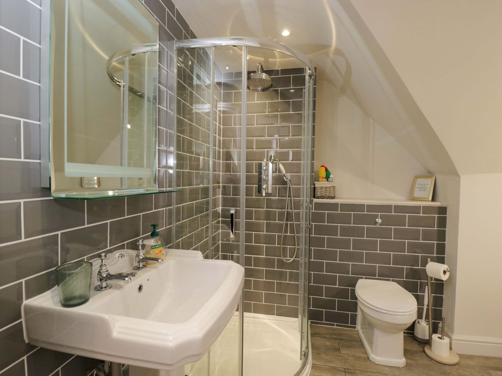 A bathroom with shower, sink, and toilet at Church View in Bourton-On-The-Water