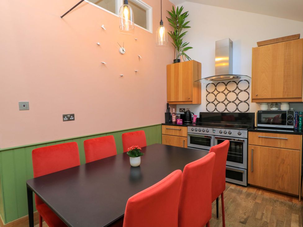 A kitchen with a dining table and chairs at The Linhay in Little Coxwell near Faringdon
