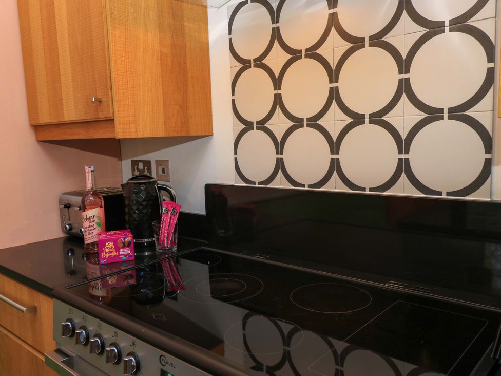 A kitchen with a stove and kitchen cabinets at The Linhay in Little Coxwell near Faringdon