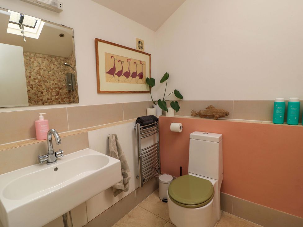 A bathroom with a sink and toilet at The Linhay in Little Coxwell near Faringdon