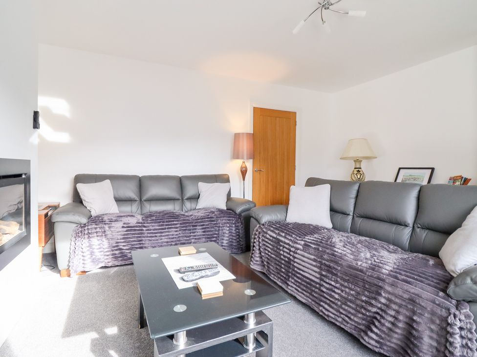 A living room with sofas and a coffee table at Arnant in Dolgellau