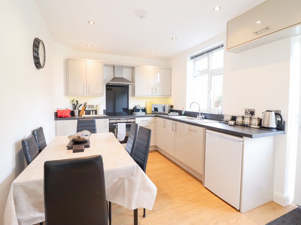 A kitchen with a table and chairs at Arnant in Dolgellau