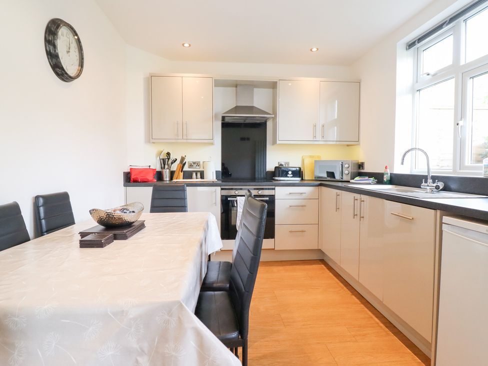 A kitchen with a table and chairs at Arnant in Dolgellau
