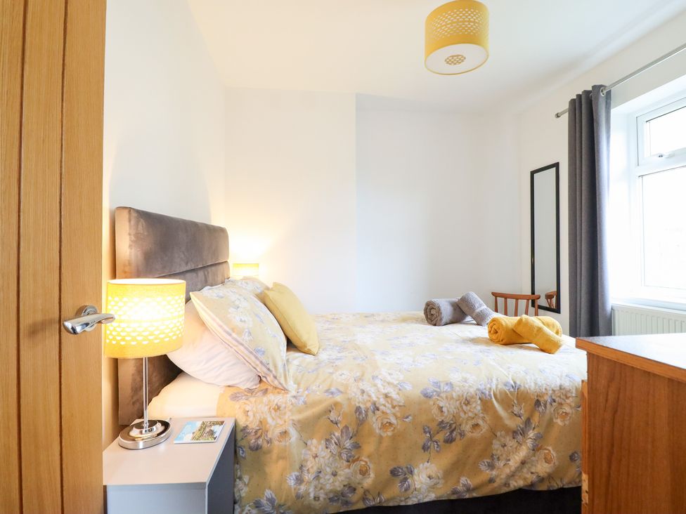 A bedroom with a bed and bedside lamp at Arnant in Dolgellau