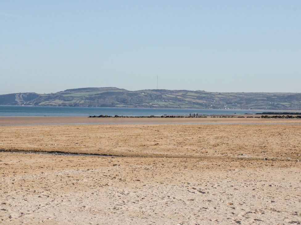 A beach with sand and water at Hen Hafod in Talwrn near Llangefni