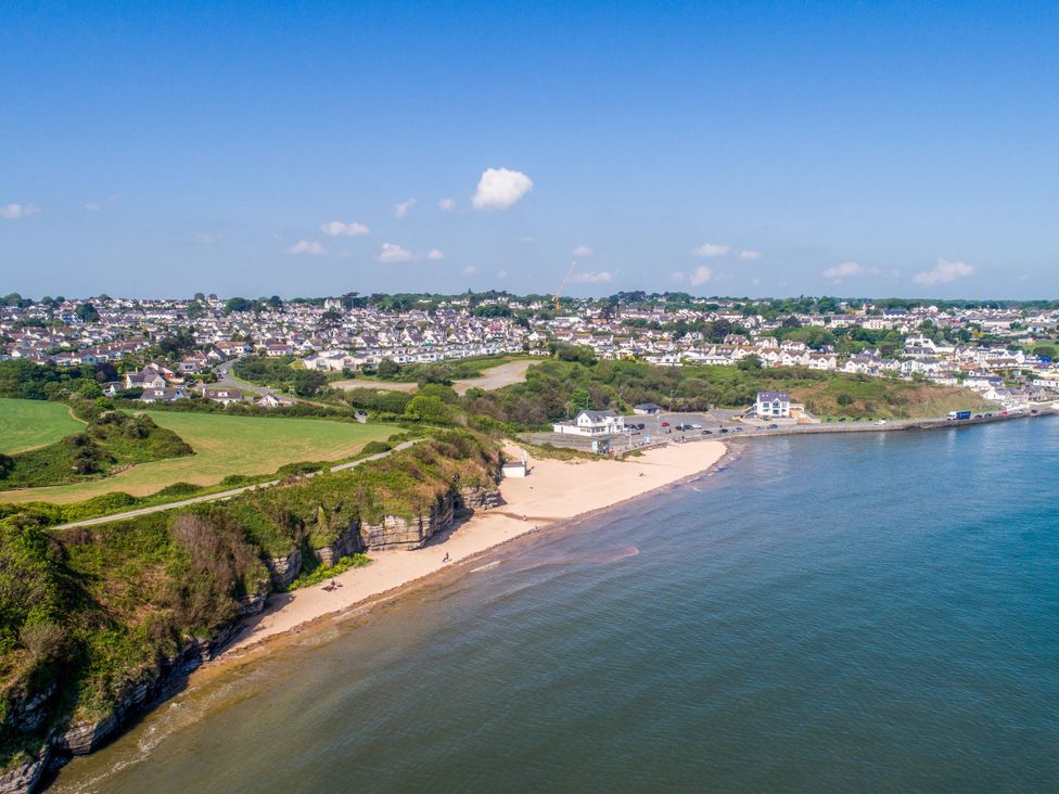 A beach with houses in the background at Hen Hafod Talwrn near Llangefni