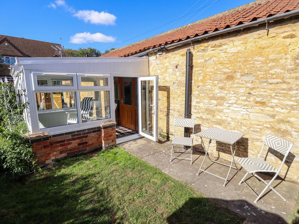 A garden area with a table and chairs at The Barn in Snitterby