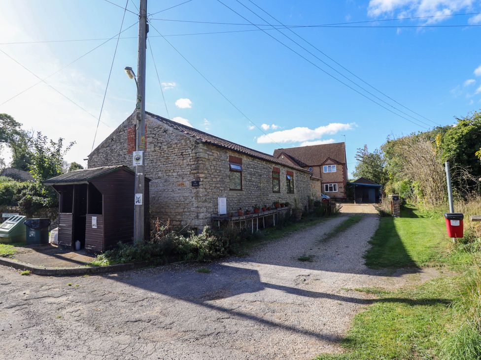 An outdoor view showing a house and garage at The Barn in Snitterby