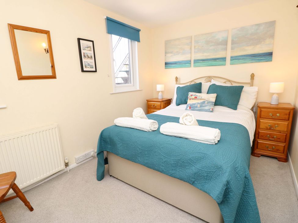 A bedroom with a bed and bedside tables at Tovah in Yarmouth