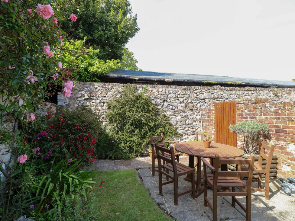 A garden with a table and chairs at Tovah in Yarmouth