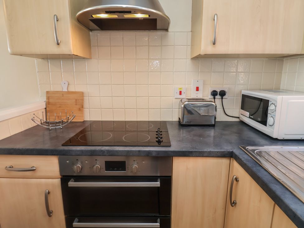 A kitchen with cooking appliances at Daisy Lodge in Norwich