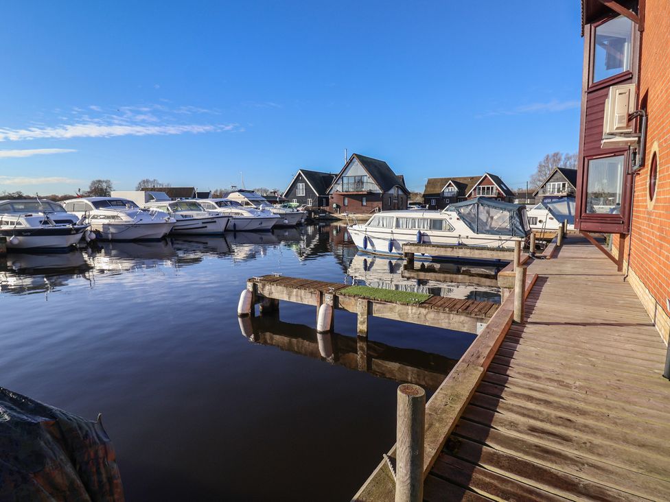 A dock with boats at a marina at Daisy Lodge in Norwich