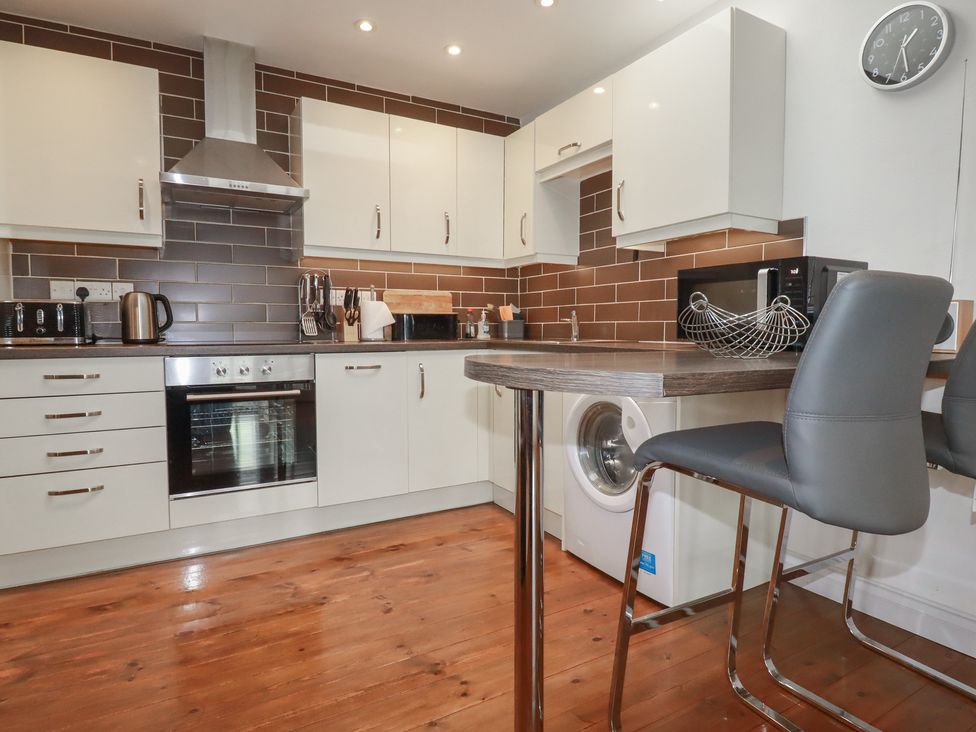 A kitchen with an oven and washing machine at The Smithy in Blisland